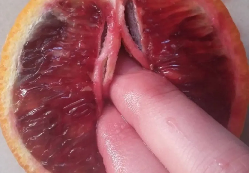 MASTURBAÇÃO DA POLÊMICA: Artista tem perfil bloqueado após publicar vídeos acariciando frutas