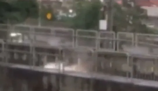 Explosões e faíscas em trilho do metrô são registradas em vídeo na região de Pirajá; assista 