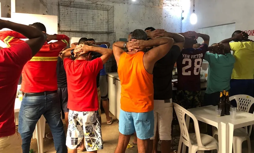 Polícia conduz 28 pessoas à Central de Flagrantes após descoberta de 'rinha de galo', no bairro da Liberdade