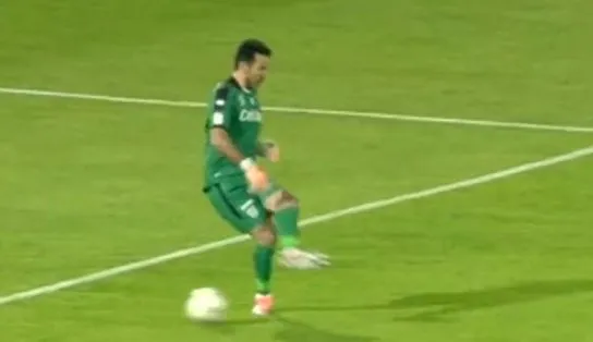 Campeão do Mundo em 2006, goleiro Buffon fura em lance bobo e entrega gol para adversário; assista