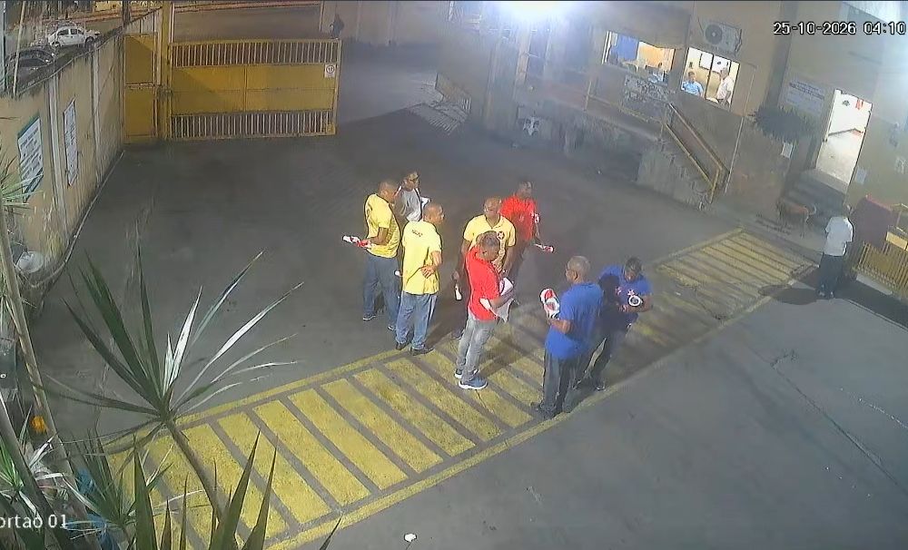 Prefeitura De Salvador Divulga Imagens De Onibus Sendo Adesivados Durante a Madrugada Veja (2)