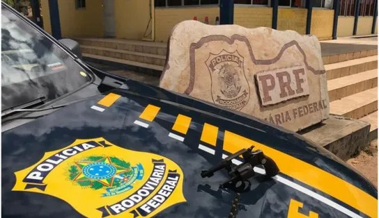 Passageiro é flagrado com arma e munições em ônibus na BR 242 no interior da Bahia 