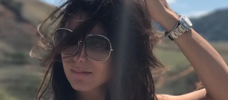 &#8216;FLORESCENDO&#8217;: Vocalista do Cheiro de Amor exibe super decote nas redes sociais; Confira