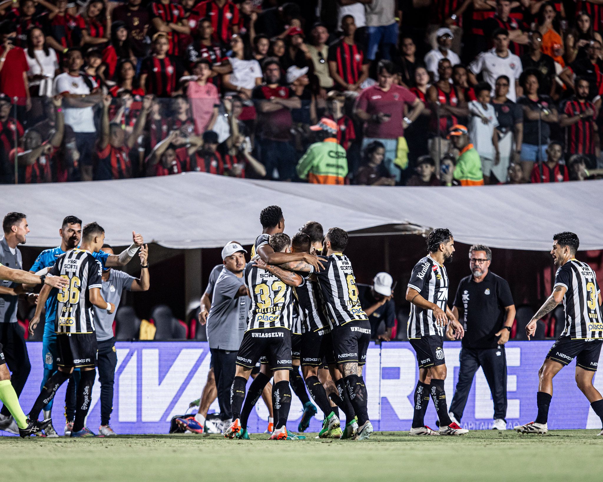 Vitória, de Thiago Carpini, perdeu por 1 a 0 do Santos | Foto: Raul Baretta/ Santos FC