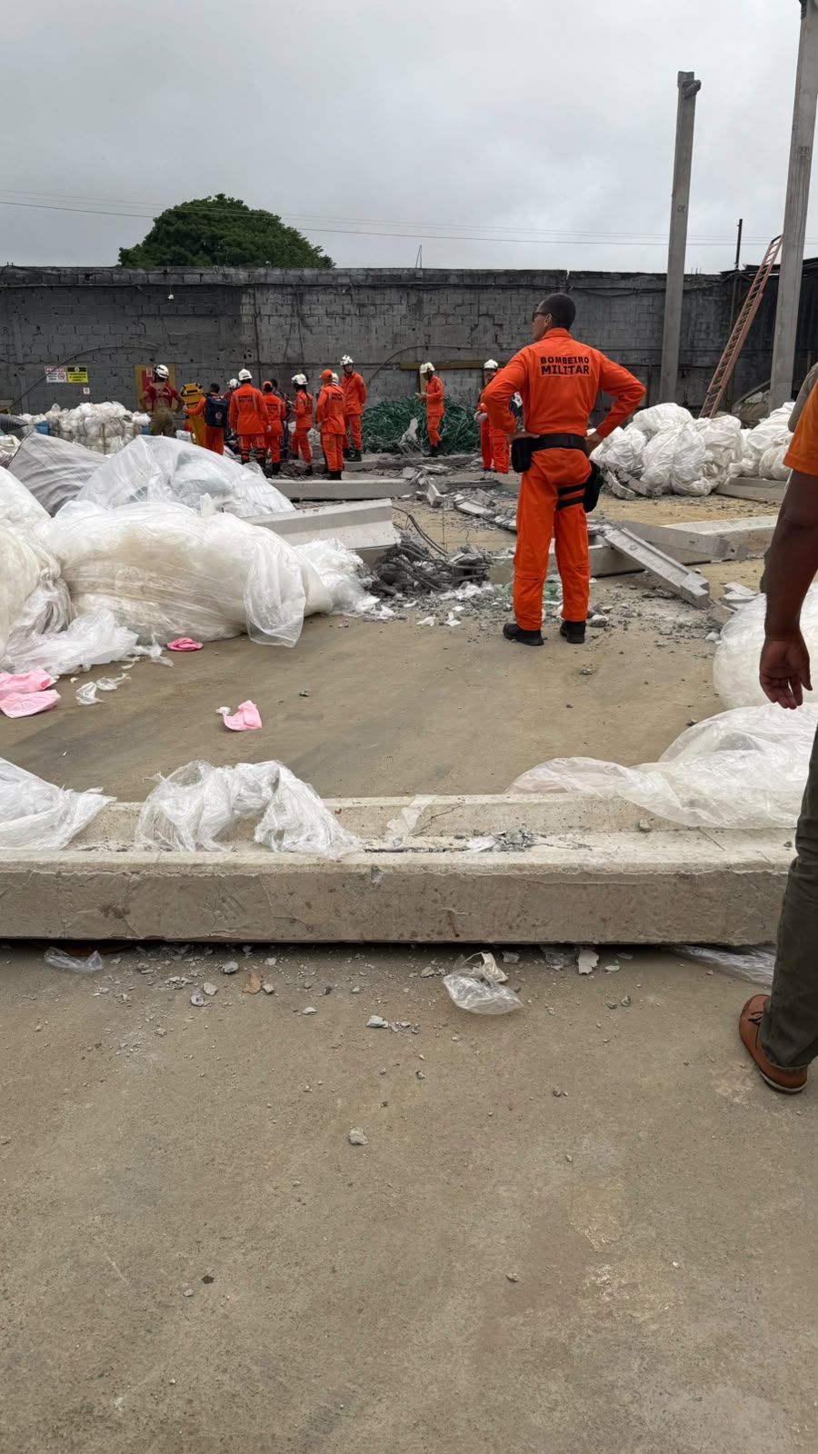 Destro&ccedil;os Espalhados Pelo Ch&atilde;o De Empresa De Reciclagem Ap&oacute;s Desabamento Em Piraj&aacute;, Salvador4