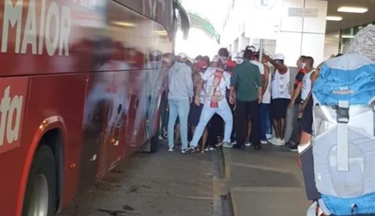Com palavras de ordem contra atletas, diretoria e comissão técnica, torcedores do Vitória cobram elenco durante embarque no Aeroporto; assista