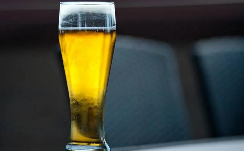 Nutricionista explica ao Aratu On, quantas latas de cerveja sem álcool podem ser consumidas e diferenças entre as versões da bebida.| Foto: Reprodução