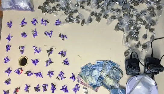 Dupla é encontrada com drogas e rádios comunicadores em Simões Filho