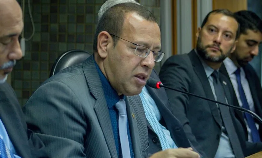 Em uma semana de greve, Prisco não comparece à Alba e gasta mais de R$ 30 mil em publicidade