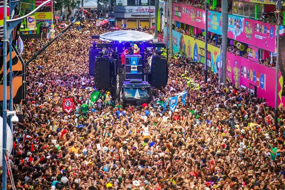 BaianaSystem é criticada após anunciar show em camarote no Carnaval de Salvador