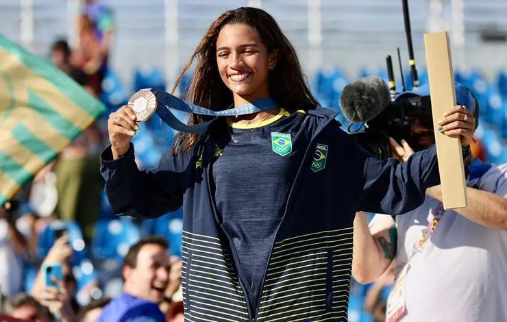 Foi lá e fez! Rayssa Leal se recupera e conquista o bronze no skate street em Paris 2024
