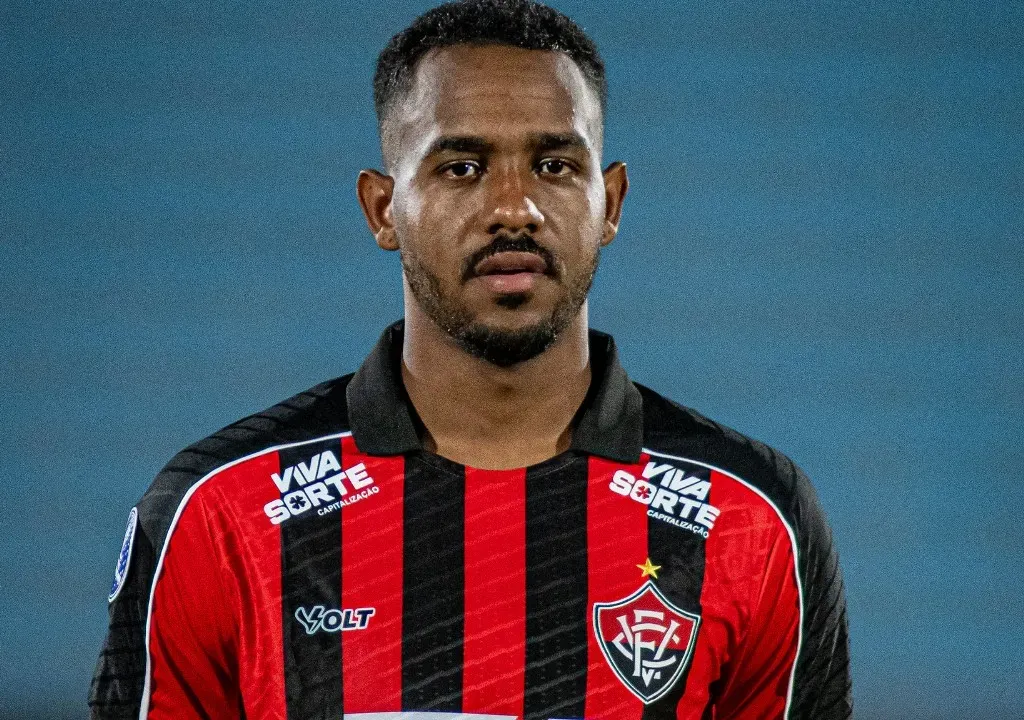 Zagueiro Edu tem 25 anos, 1,85m e joga no Leão desde 2024. Vitória renova contrato até 2028. Foto: Victor Ferreira / EC Vitória