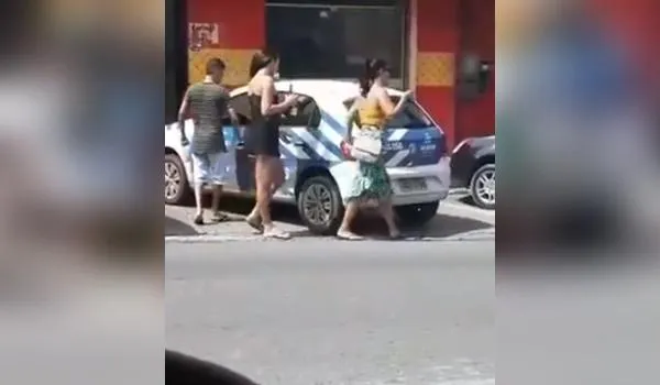 Homem é flagrado passeando com duas mulheres em carro da Prefeitura de Salvador; assista