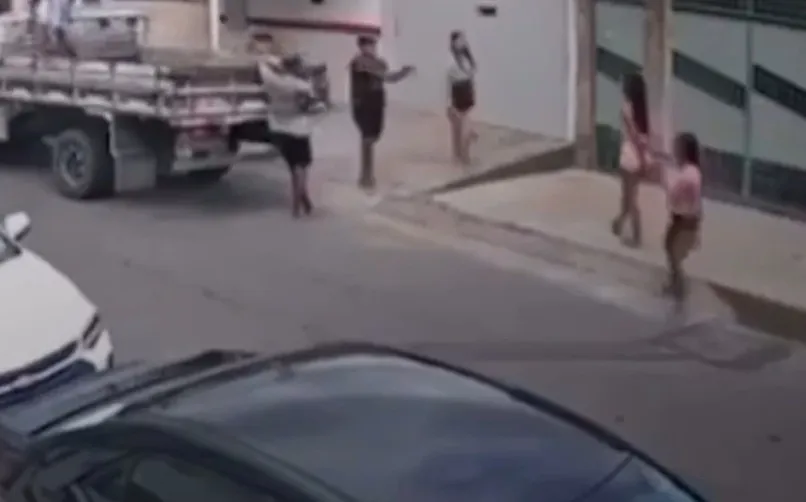 Câmera flagra homem atirando contra mulher em Feira de Santana; assista
