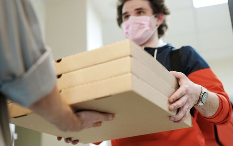 Em novembro de 2025, a Câmara Municipal aprovou o Projeto de Lei 2906-A/2024, que proíbe consumidores de exigir que entregadores subam até a porta dos apartamentos/Foto: Norma Mortenson/Pexels