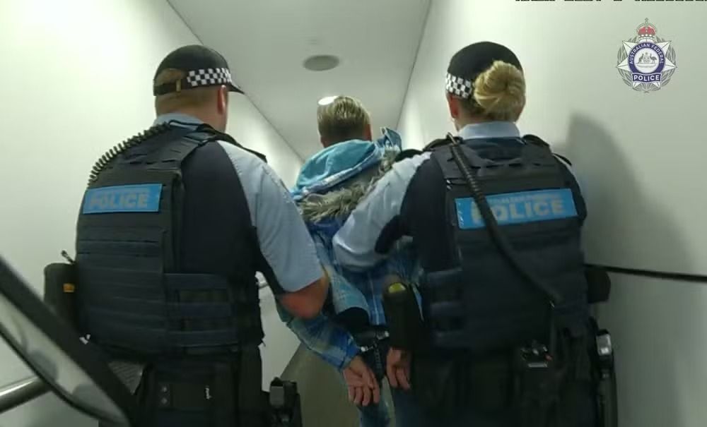 O comportamento levou o piloto a abortar a decolagem, retornar ao portão de embarque e solicitar apoio da Polícia Federal da Austrália. | Foto: Reprodução/Polícia Federal da Austrália