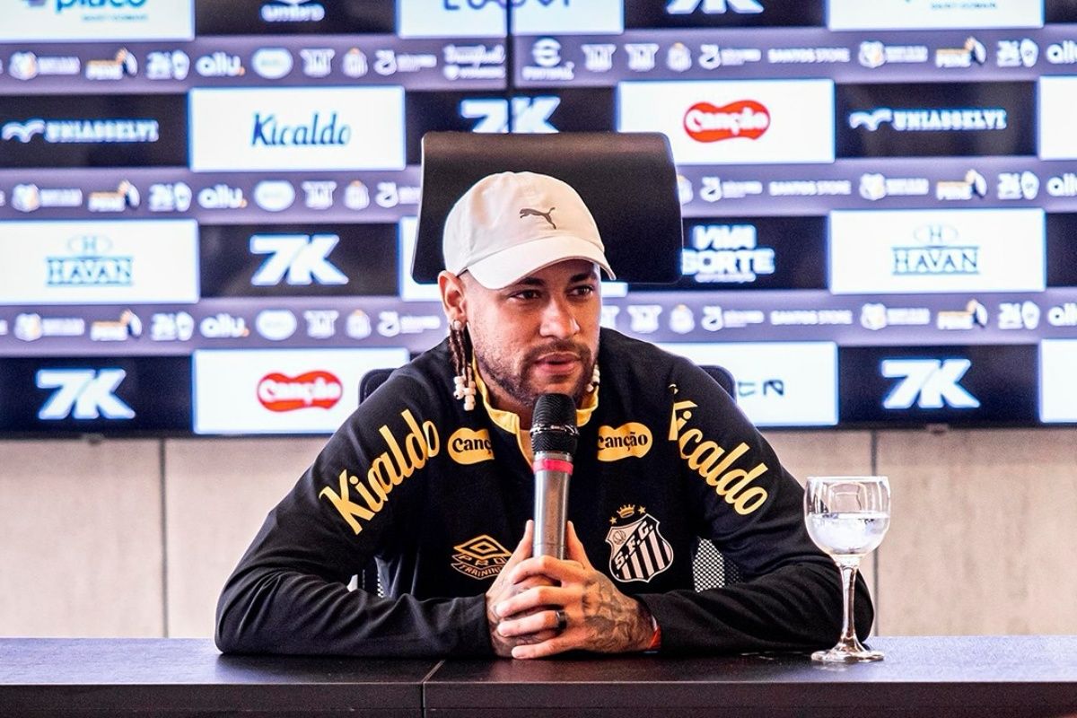 Inter de Milão e Napoli, clubes italianos, avaliam a situação de Neymar no Santos. Foto: Raul Barreta/Santos