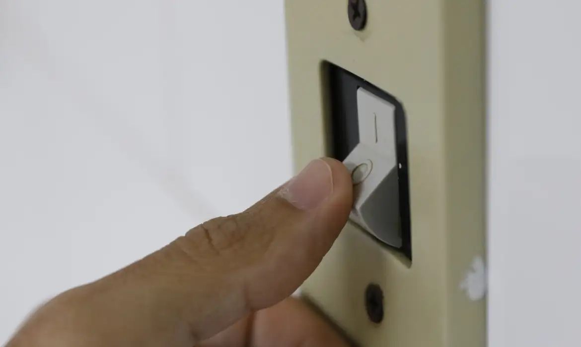 Pelo terceiro mês seguido, a conta de energia elétrica virá sem cobrança adicional de valores. Foto: Fernando Frazão/Agência Brasil