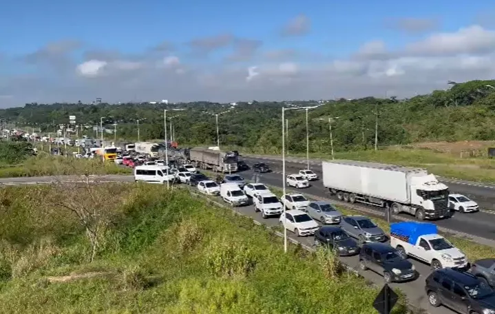 Afundamento na BR-324 provoca congestionamento de 2 km em direção a Salvador