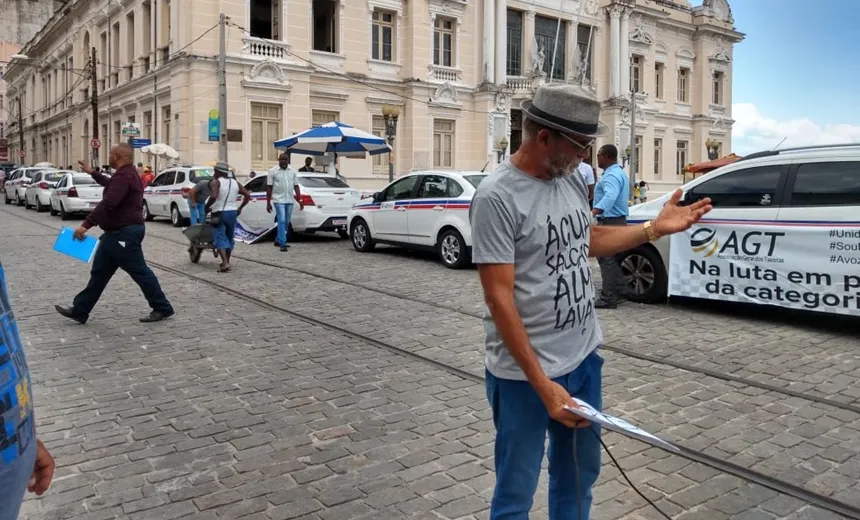 Motoristas tocam "Vou de Táxi" em carro de som durante protesto por regulamentação na frente da Câmara