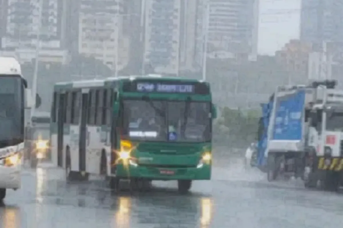 Chuva se mantém constante em Salvador. Foto: Aratu On