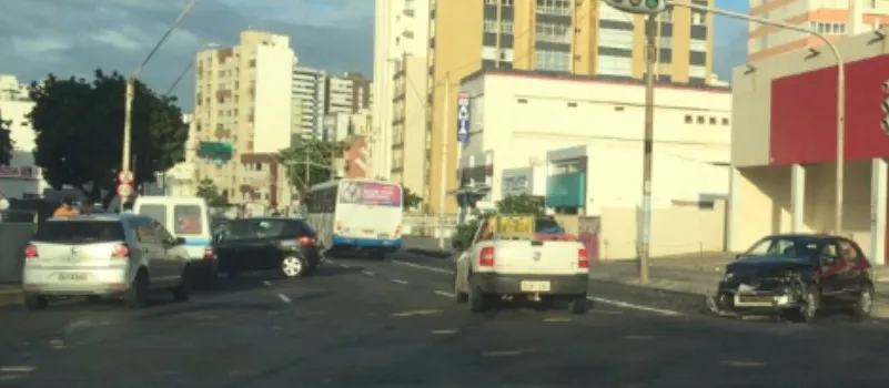 FLAGRANTE: Aratu Online registra colisão entre veículos na Av.Manoel Dias da Silva na manhã desta quarta