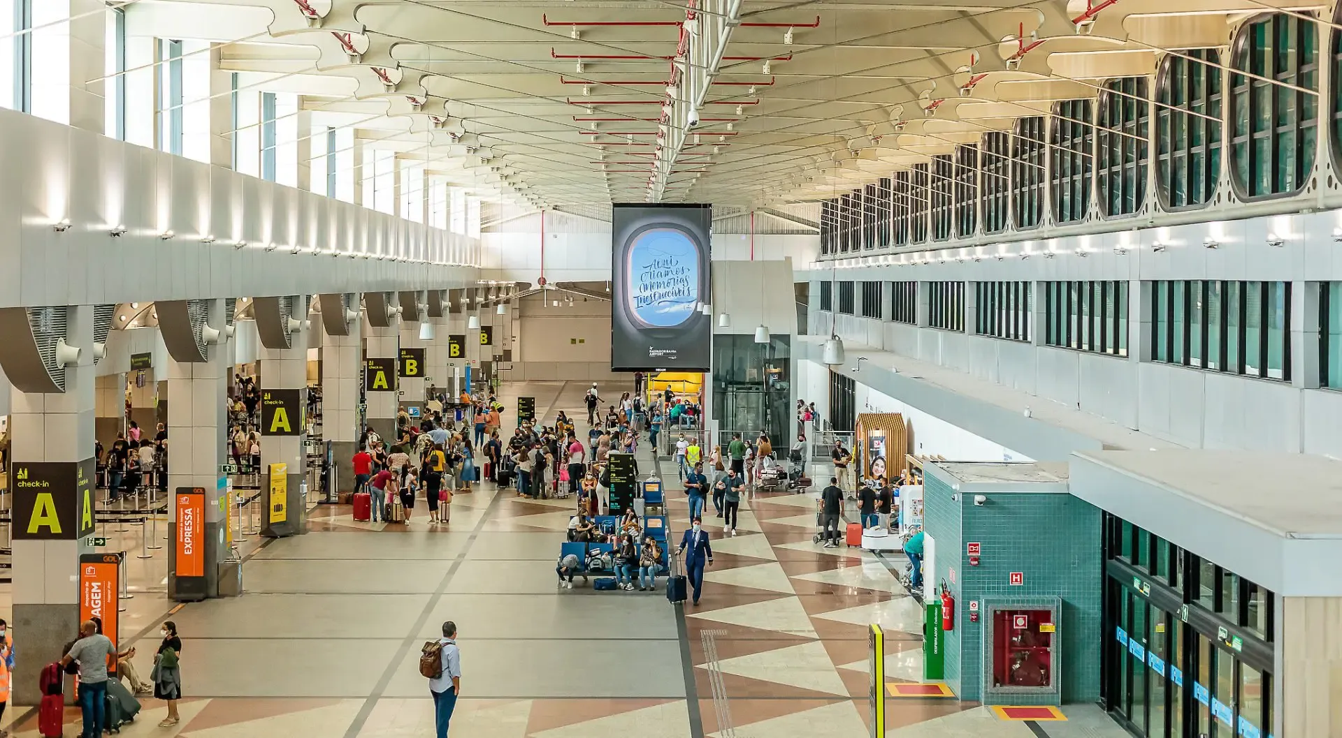Homem é preso após tentar embarcar com passagem falsa no Aeroporto de Salvador