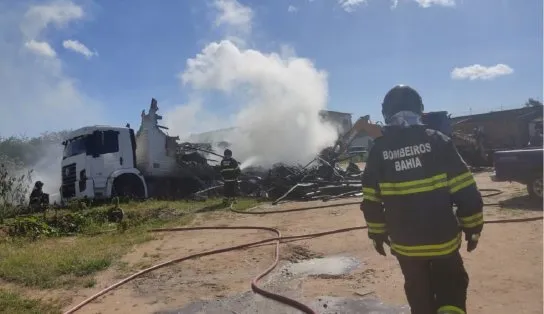 Incêndio consome caminhão carregado de tanques de PVC em Feira de Santana; fogo ainda danificou mais cinco veículos