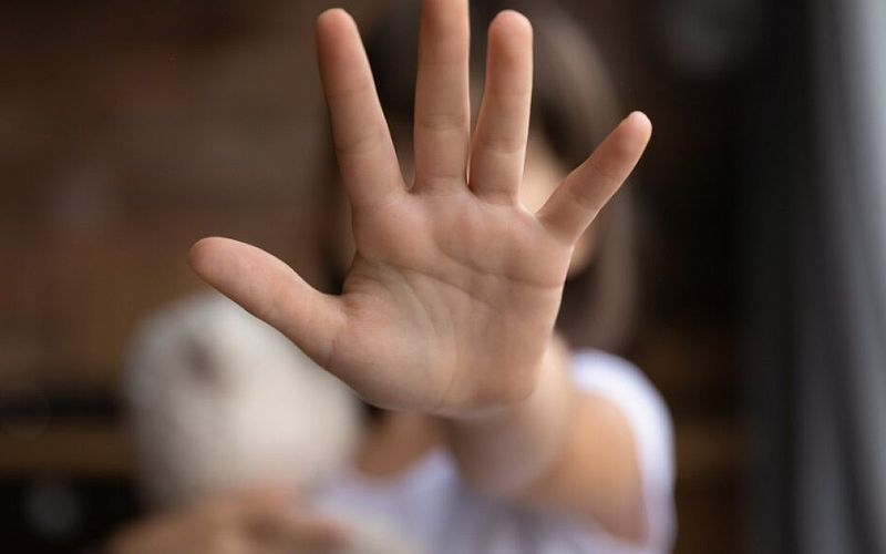 Casos de abuso contra menores muitas vezes acontecem dentro do pr&oacute;prio ambiente familiar. A den&uacute;ncia &eacute; fundamental para interromper o ciclo de viol&ecirc;ncia. Disque 100/Foto: Reprodu&ccedil;&atilde;o&nbsp;