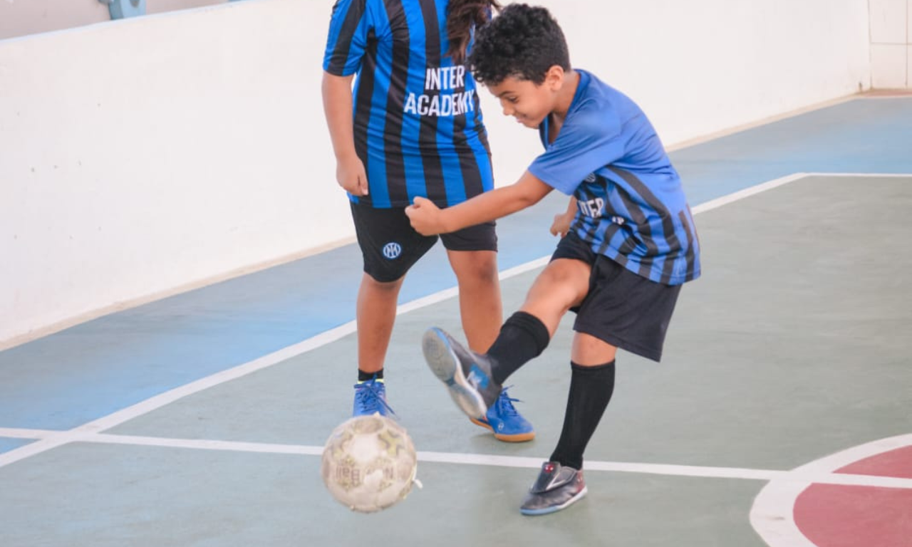 Foto: Crianças jogando futebol. Divulgação | Grupo Ped
