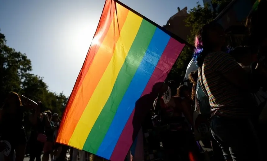 Brasil é o país que mais pesquisa a palavra homofobia na internet; diz pesquisa   