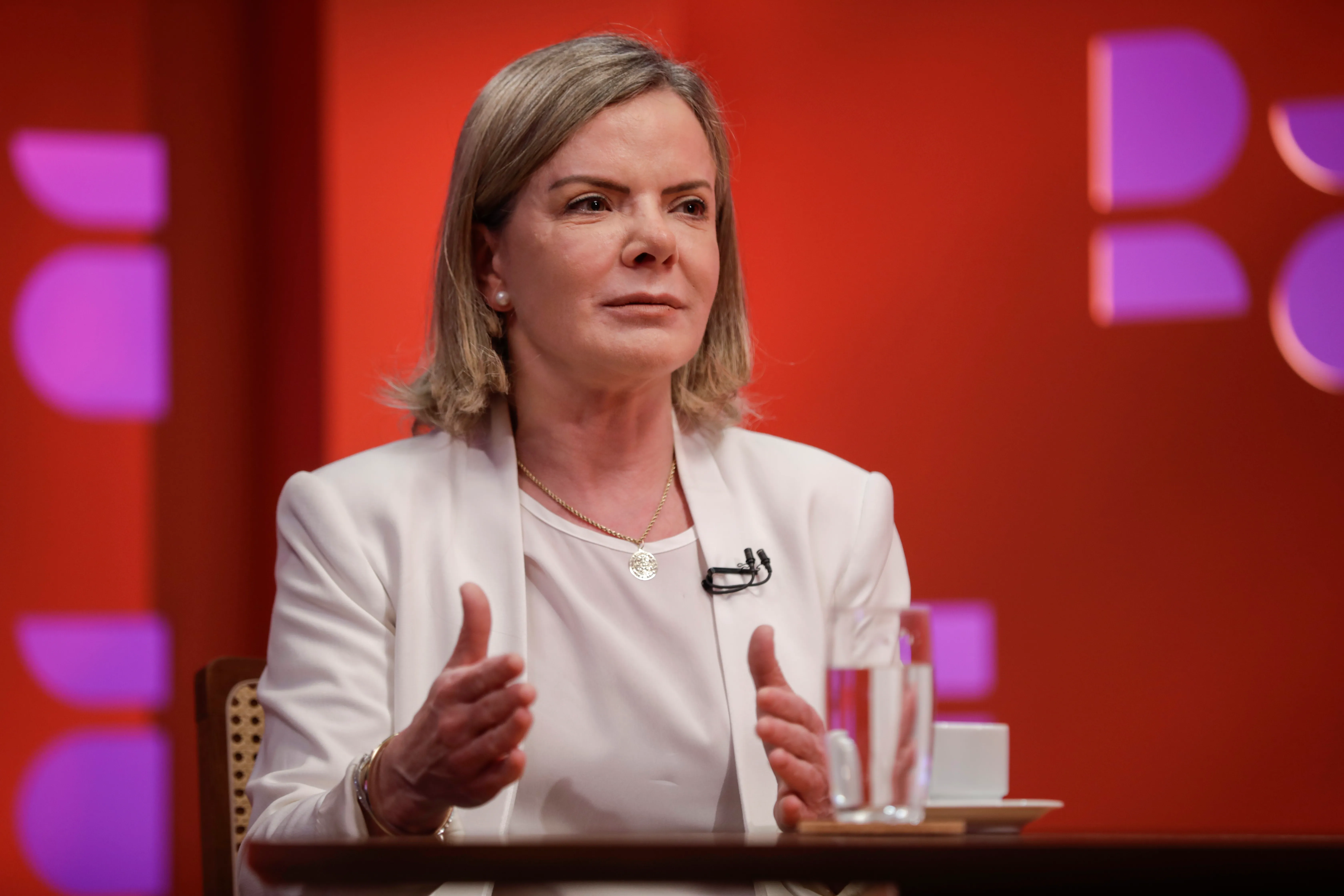 Lula anuncia Gleisi como ministra da Secretaria de Relações Institucionais