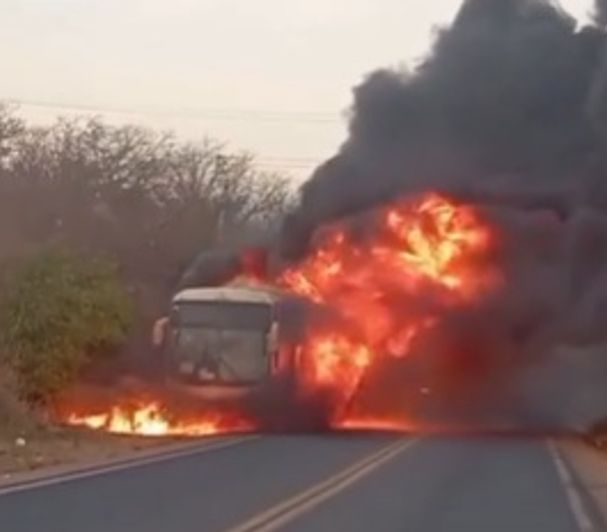 Ônibus pega fogo no Sudoeste da Bahia. Foto: Reprodução | Vídeo