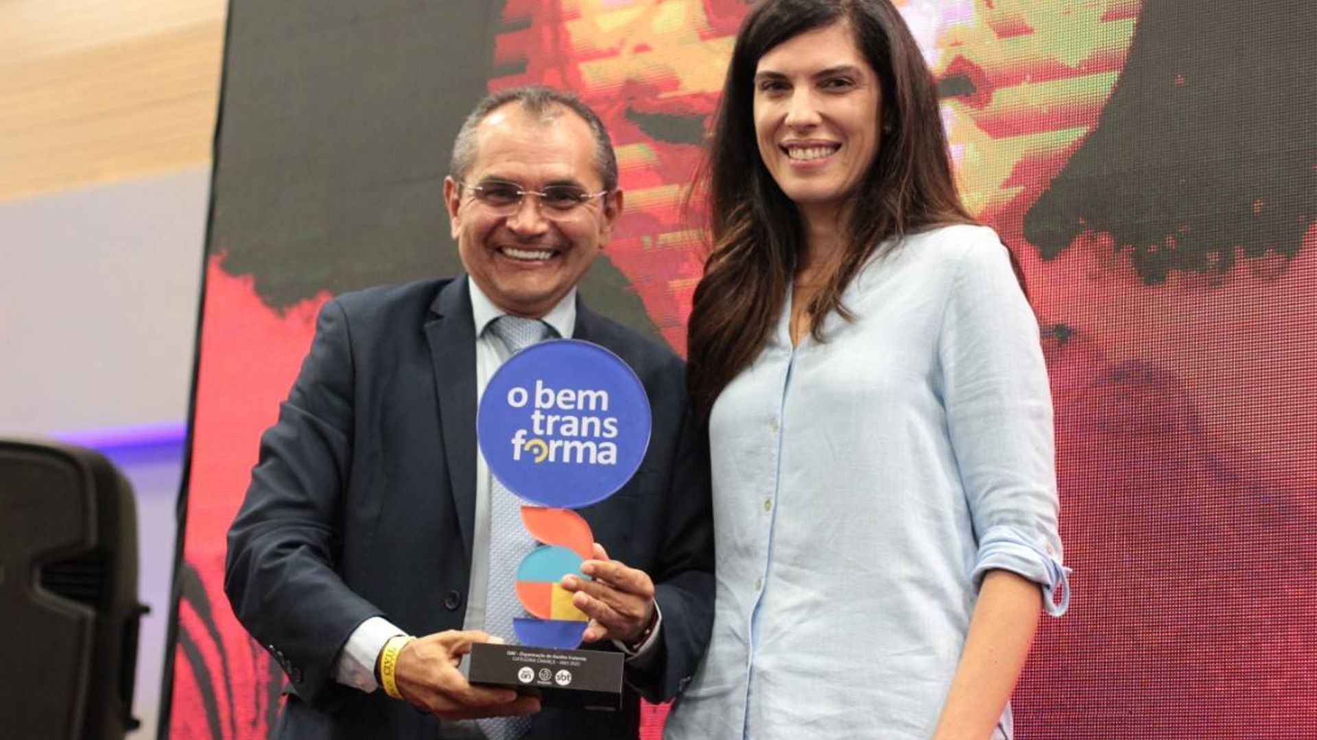 Jozias Souza, diretor da OAF, recebeu pr&ecirc;mio O Bem Transforma pelas m&atilde;os de Ana Coelho, CEO da Aratu