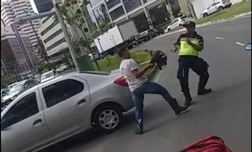 Video mostra agente da Transalvador brigando com entregador de delivery em Salvador