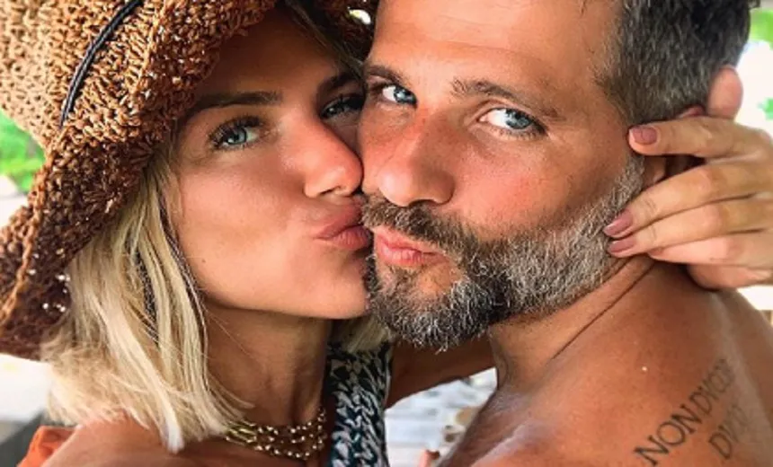 Giovanna Ewbank e Bruno Gagliasso publicam foto ao lado de novo filho adotivo; veja