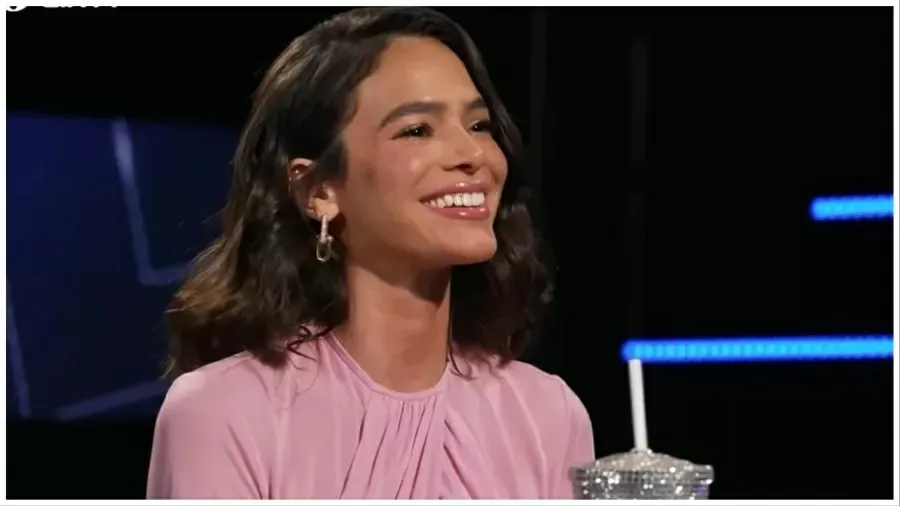 Ao falar sobre 'livramento' em sua vida, Bruna Marquezine tem crise de risos em entrevista com Blogueirinha