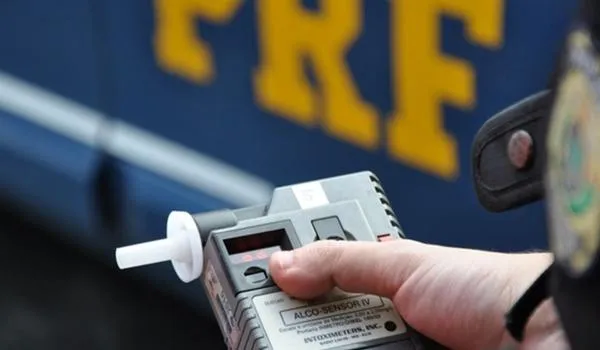 Bêbado, homem sai de posto sem pagar e foge da PRF, mas é alcançado e preso na Bahia 
