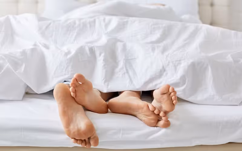 Podolatria &eacute; uma pr&aacute;tica em que h&aacute; atra&ccedil;&atilde;o ou valoriza&ccedil;&atilde;o er&oacute;tica pelos p&eacute;s, podendo envolver admira&ccedil;&atilde;o, toque ou outras formas de intera&ccedil;&atilde;o consensual/Foto: Freepik