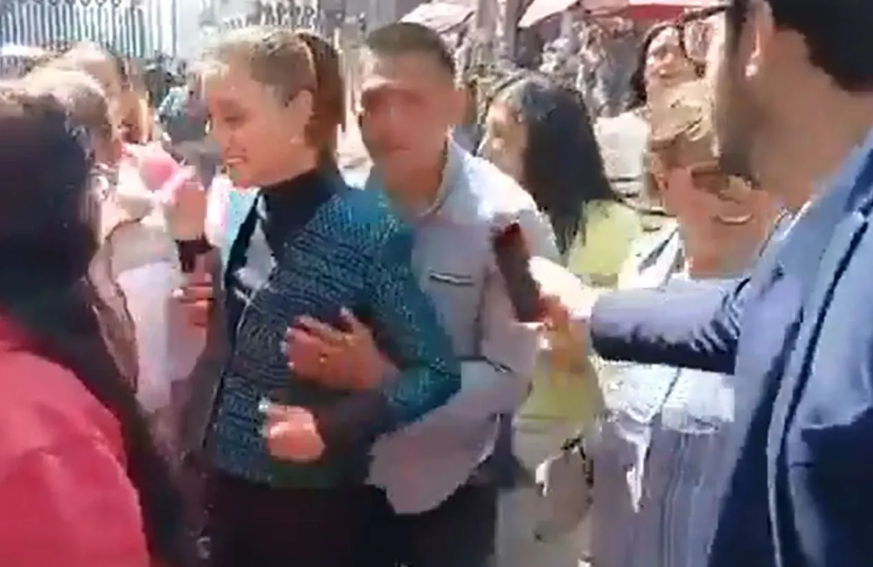 Momento Em Que Presidente Do México É Assediada Por Homem