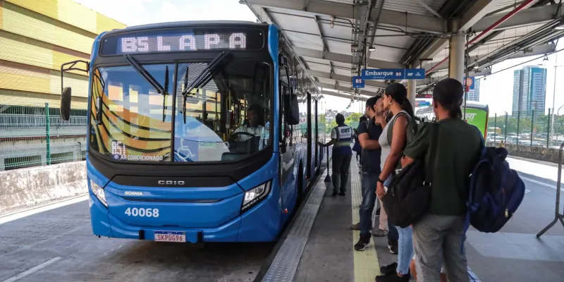 O transporte público em Salvador é marcado por deslocamentos longos e tempos de espera elevados, o que afeta diretamente a rotina de quem depende desse sistema/Foto: Reprodução