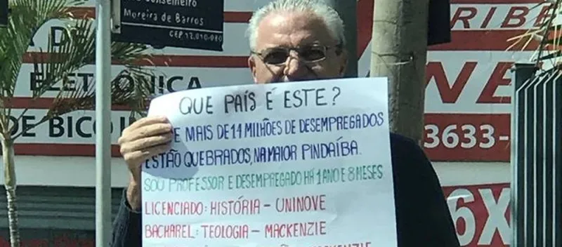 ‘QUE PAÍS É ESSE?’: Em semáforo, professor com pós-doutorado pede por emprego no interior de SP