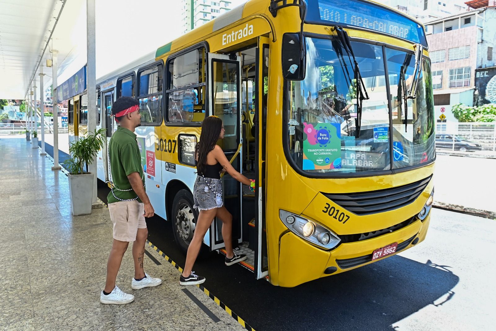 Opera&ccedil;&atilde;o especial disponibiliza sete esta&ccedil;&otilde;es de &ocirc;nibus, durante 24h, no Carnaval de Salvador. Foto: Jefferson Peixoto | Secom/PMS