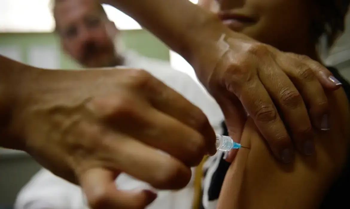 Brasil adota esquema de dose única para vacinação contra HPV; saiba mais