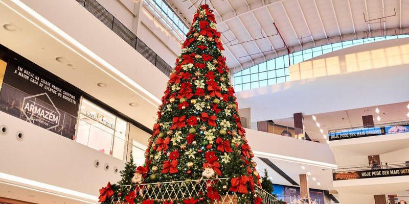 Uma grande e imponente árvore de Natal é o ponto central da decoração, servindo como cenário principal/Foto: Divulgação/Parque Shopping Bahia 