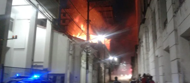 VEJA VÍDEO: Incêndio atinge restaurante no Centro; Bombeiros apuram causa