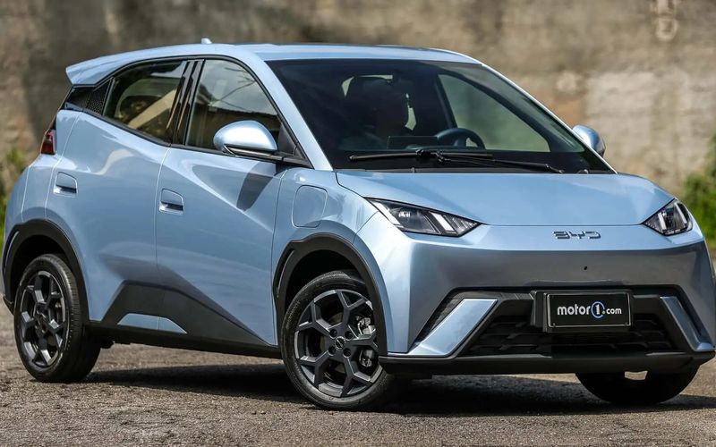 A BYD fabrica carros el&eacute;tricos e h&iacute;bridos, al&eacute;m de atuar&nbsp; na produ&ccedil;&atilde;o de baterias, &ocirc;nibus el&eacute;tricos, caminh&otilde;es e sistemas de armazenamento de energia em diversos pa&iacute;ses/Foto: Reprodu&ccedil;&atilde;o/BYD&nbsp;