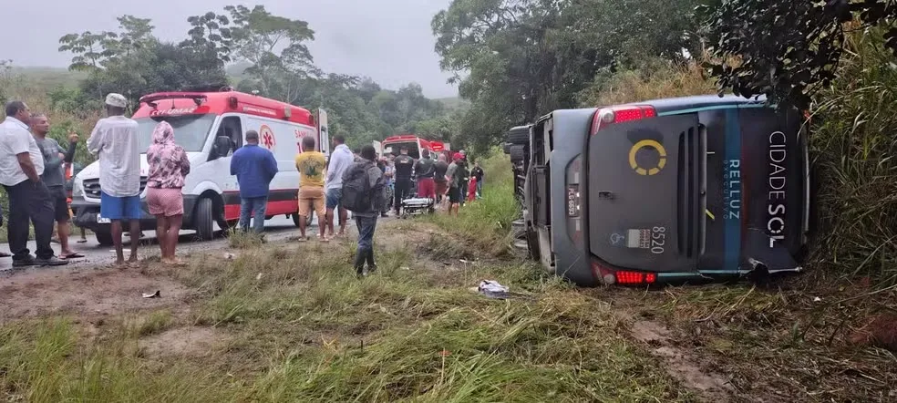 Ônibus tomba na BA-120 e deixa três mortos, incluindo uma criança