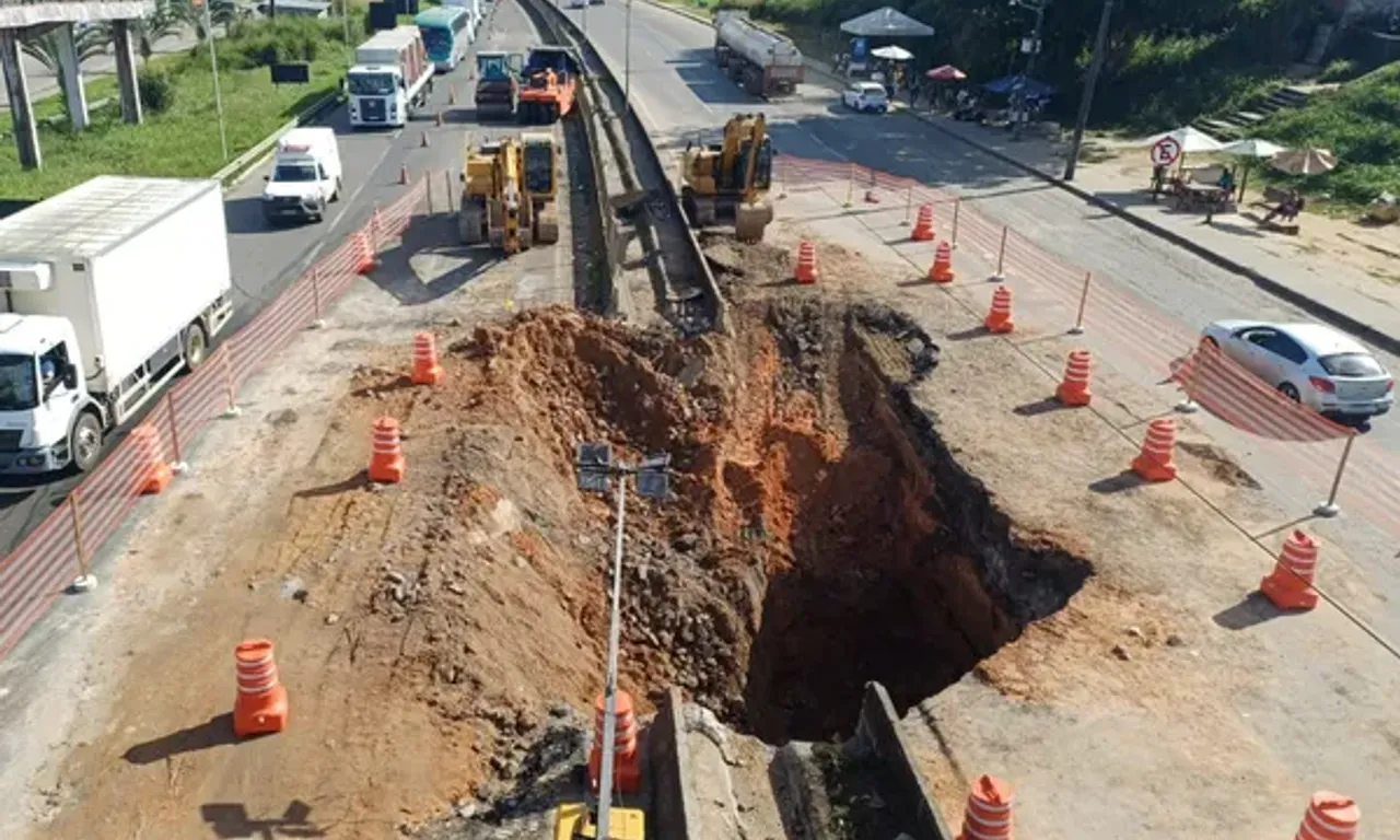 Cratera originada de novo afundamento do pavimento no km 604 da BR-324, em Sim&otilde;es Filho. Foto: Divulga&ccedil;&atilde;o | PRF