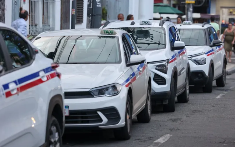 Táxis são credenciados pela prefeitura, passam por vistorias e seguem regras específicas. Isso dá mais segurança ao passageiro/Foto: Reprodução 